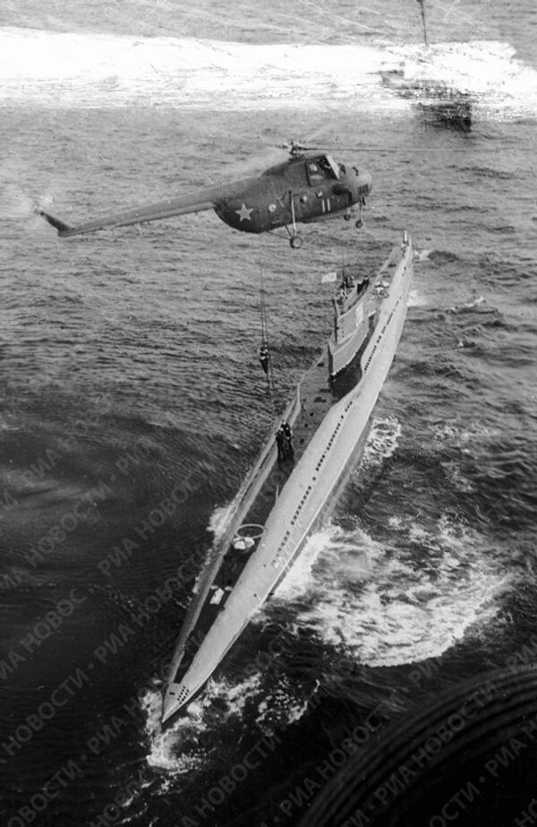 Вертолет и подводная лодка 