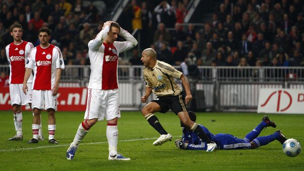 Защитник Марселя Тайрон Мирз ( в центре) забил второй гол в ворота Аякса в матче Кубка УЕФА