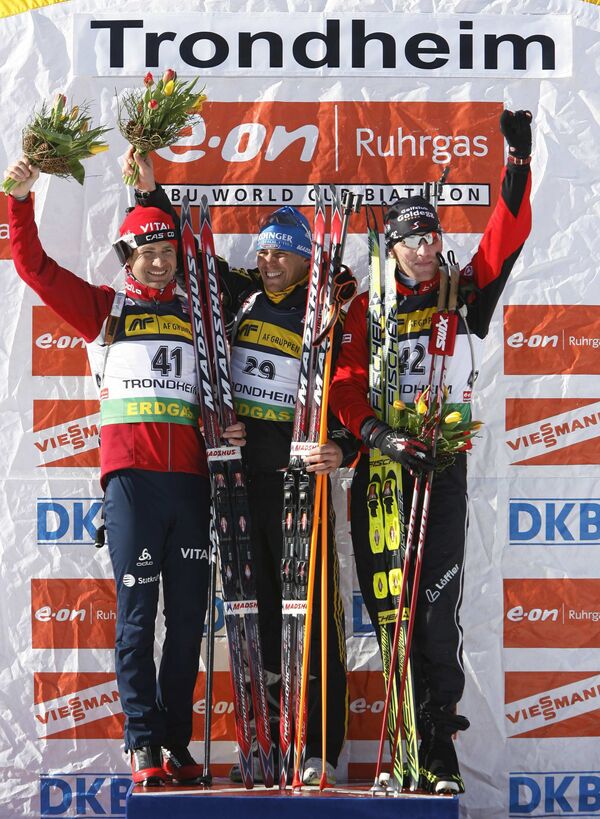 Призеры спринта на этапе КМ в Тронхейме (слева направо): Оле-Эйнар Бьорндален (серебро), Михаэль Грайс (золото) и Симон Эдер (бронза)