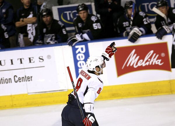 Форвард Вашингтона Александр Овечкин празднует гол в ворота Тампы в матче НХЛ