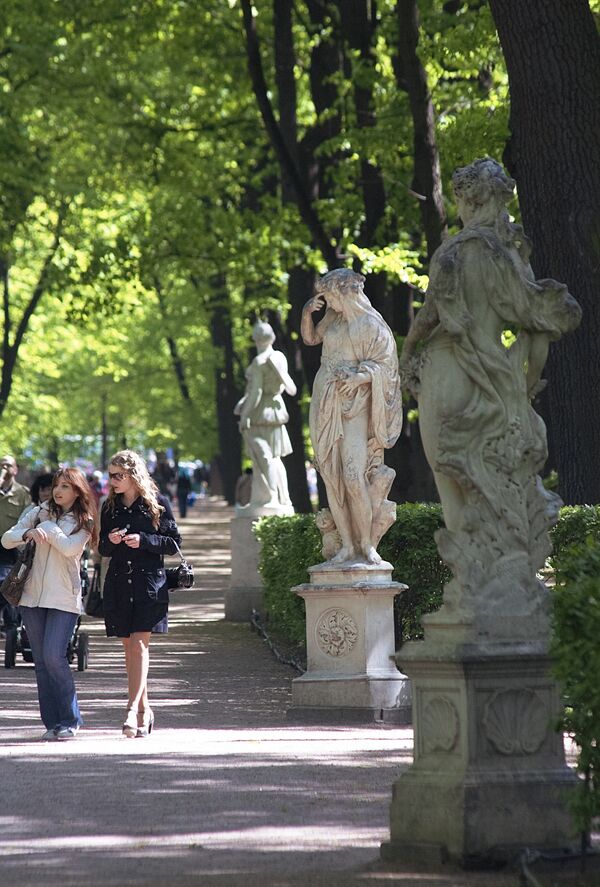 Две отреставрированные скульптуры Правосудия и Милосердия вернулись в музей под открытым небом Летнего сада