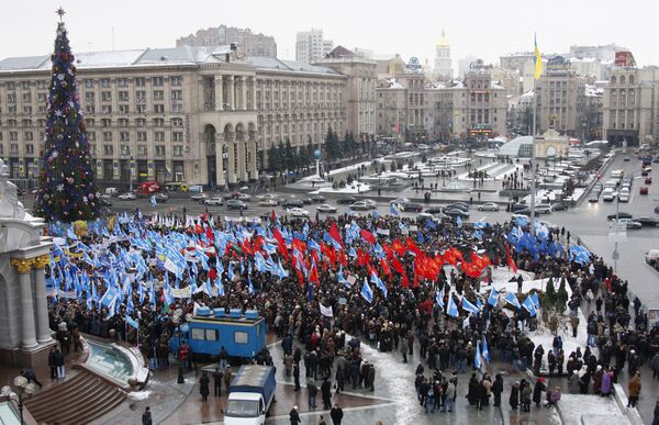 В пятницу в 5.00 (6.00 мск) около сотни человек в камуфляжной форме напали на палаточный городок представителей общественной инициативы Долой всех! на Майдане независимости в Киеве