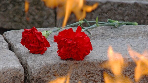 Цветы в память о погибших фронтовиках. Архив