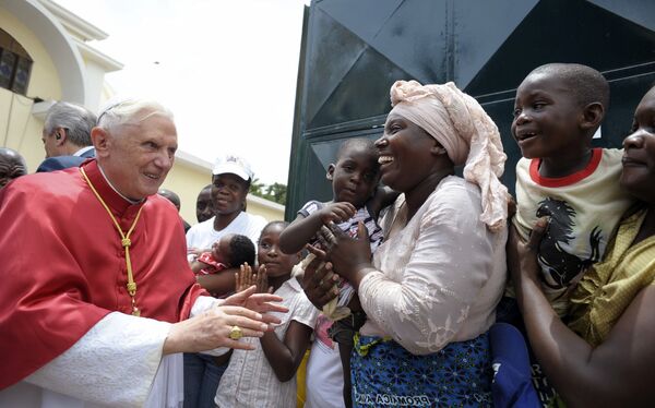 Первый визит Папы Римского Бенедикта Шестнадцатого в Африку