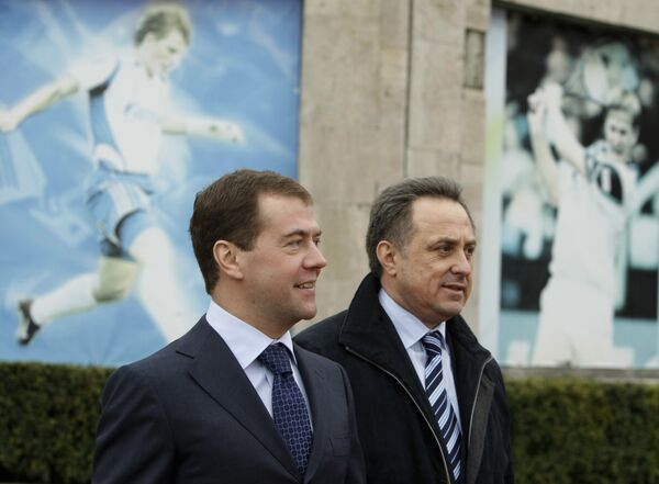 Президент России Дмитрий Медведев и министр спорта Виталий Мутко (слева направо) во время посещения ФГУП Южный федеральный центр спортивной подготовки в Сочи.