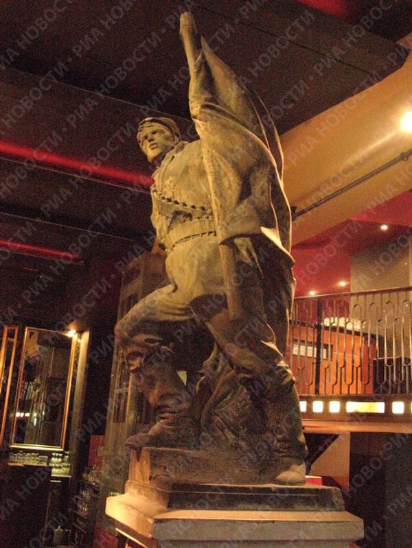 Ирландцам не чужда советская героика - так оформлен один из ресторанов в столице Северной Ирландии  