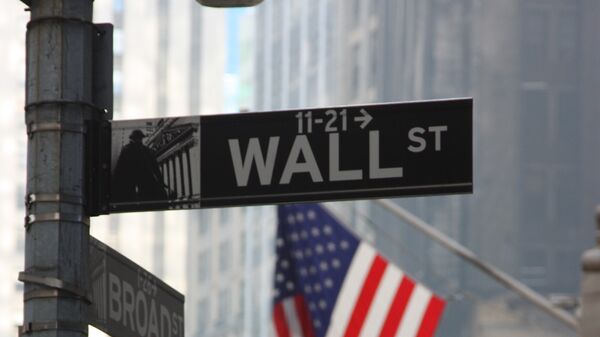 Указатель на Wall Street в Нью-Йорке, архивное фото
