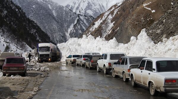 Расчистка снежных завалов на Транскавказской автомагистрали. Архив