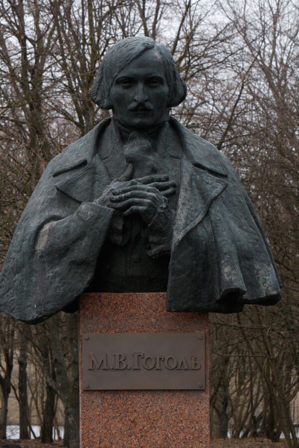 Памятник Н.В. Гоголю в родовом имении писателя Васильевке