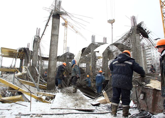 Автокран упал на стройке в Тверской области, погибли два человека