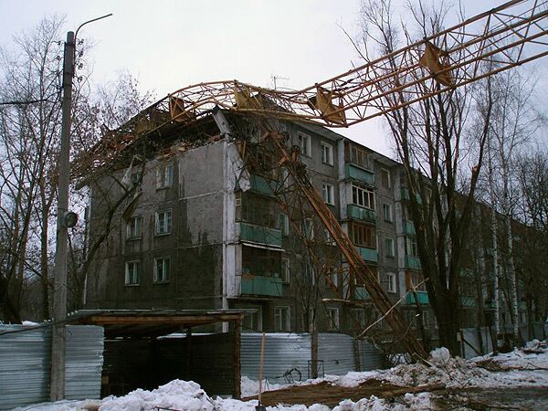 Из-за падения крана в Нижнем Новгороде полностью разрушена квартира