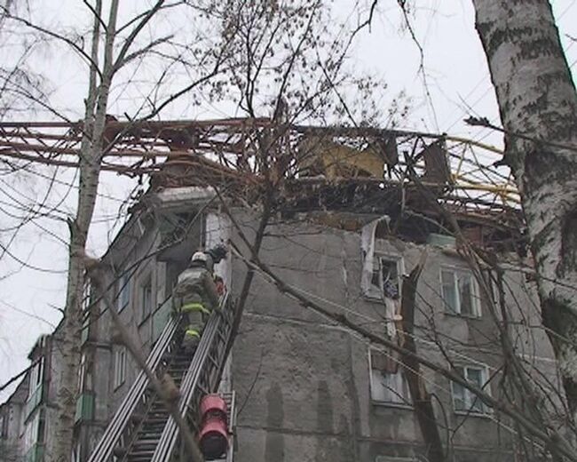 Строительный кран рухнул на жилой дом. Видео с места события