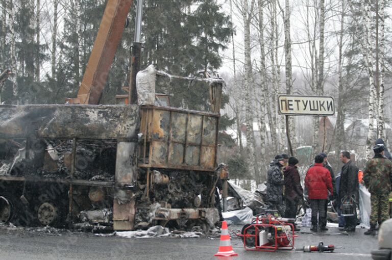 Лобовое столкновение автобуса Икарус с КАМАЗом произошло в пригороде Петушков