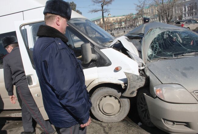 Авария с участием маршрутного такси. Архив