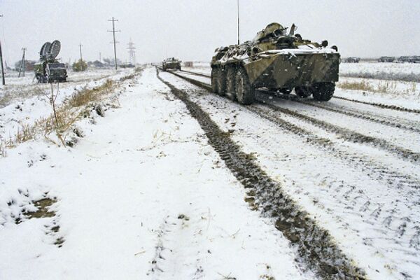 Российские танки на дороге в Чечне 