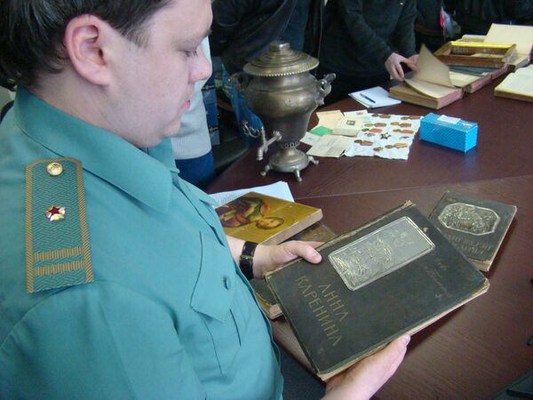 Самарские таможенники на посту в Сызрани обнаружили незадекларированные самовар, икону и 27 раритетных книг