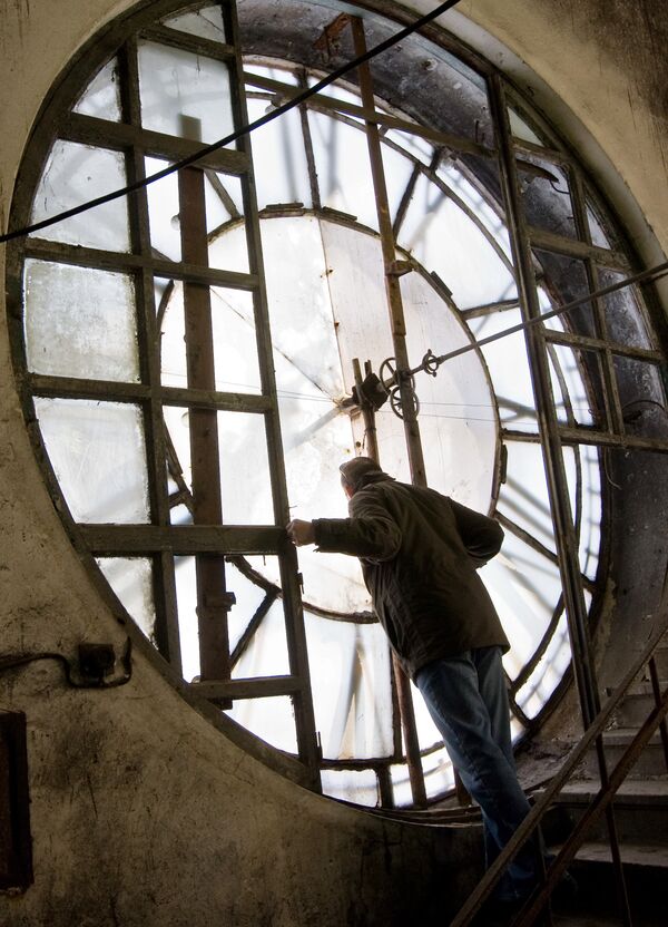 Подготовка к переводу часов в башне Киевского вокзала