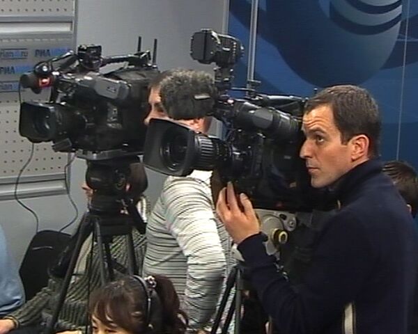 Журналисты во время во время видеомоста с отецом Элизы Жаном-Мишель Андре