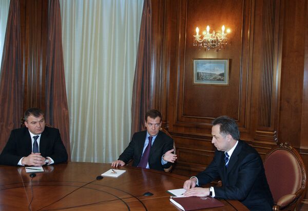 Дмитрий Медведев, Анатолий Сердюков и Виталий Мутко на встрече