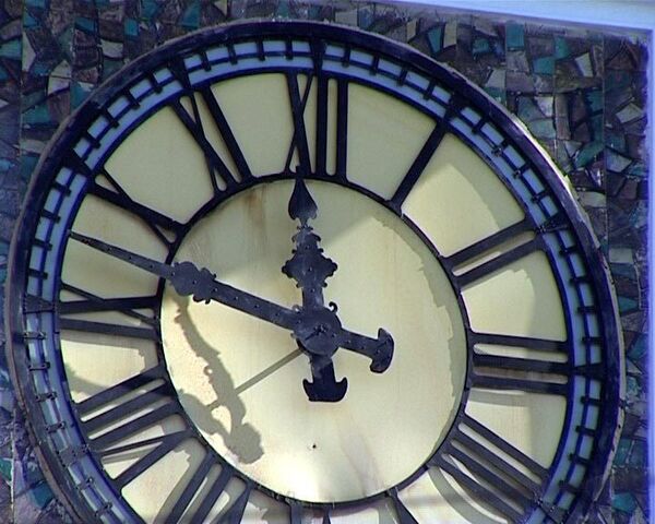 Часовщик раскрывает тайны старинных часов на башне Киевского вокзала