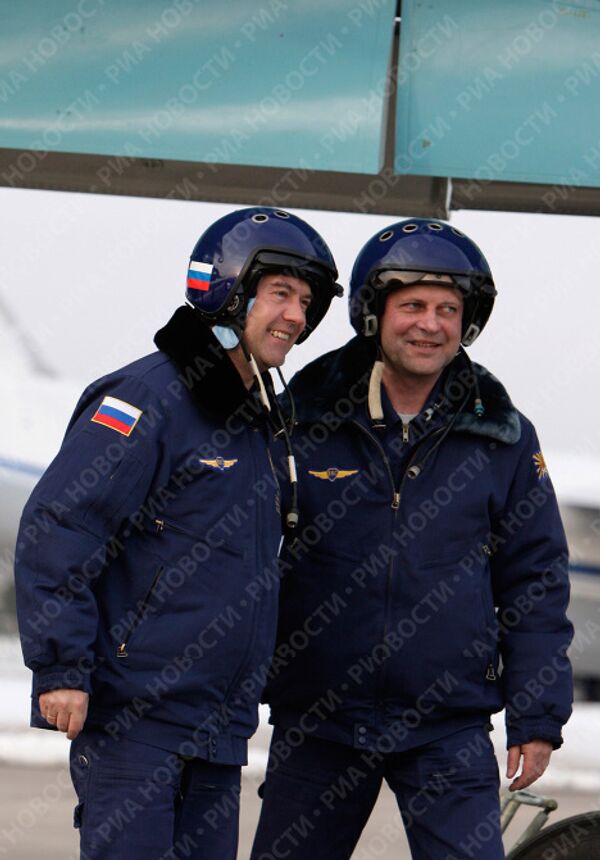 Президент России Дмитрий Медведев после полета на истребителе-бомбардировщике Су-34