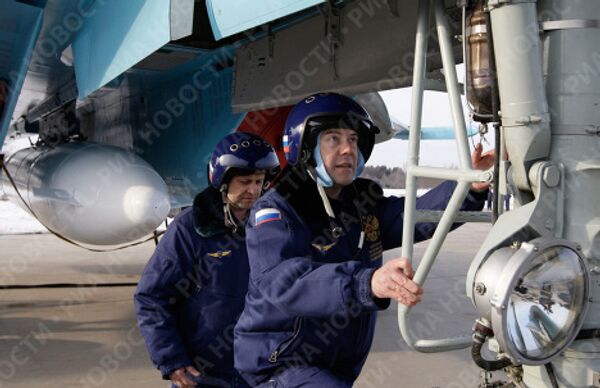 Президент России Дмитрий Медведев перед полетом на истребителе-бомбардировщике Су-34