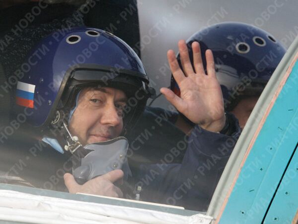 Президент России Дмитрий Медведев во время посещения подмосковной авиабазы Военно-воздушных сил России Кубинка