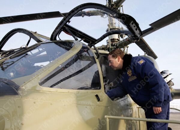 Президент России Дмитрий Медведев во время посещения подмосковной авиабазы Военно-воздушных сил России Кубинка