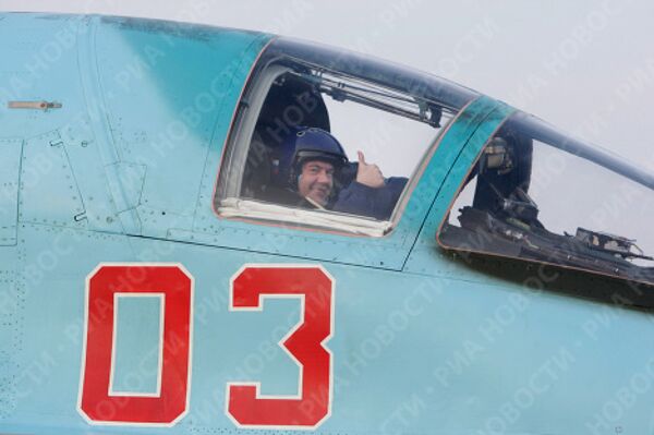Президент России Дмитрий Медведев перед полетом на истребителе-бомбардировщике Су-34
