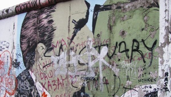 По опросам лишь 24% россиян знают, зачем возводилась Берлинская стена
