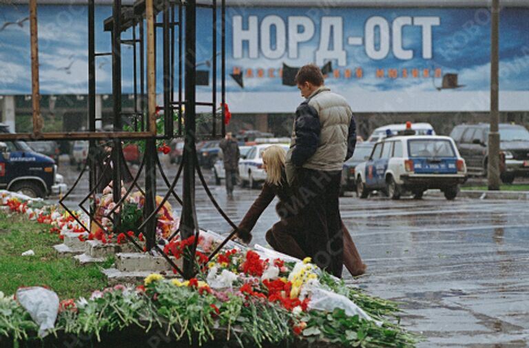 Возложение цветов у Театрального центра на Дубровке