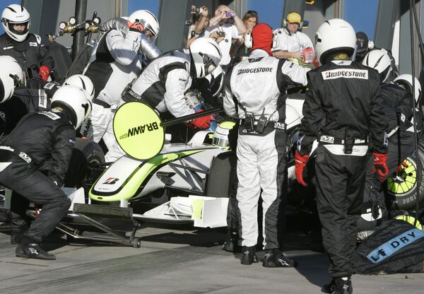 Болид пилота команды Браун Дженсона Баттона на пит-стопе во время Гран-при Австралии