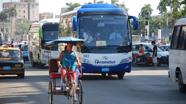 Куба, Гавана. Туристические автобусы на площади в центре города