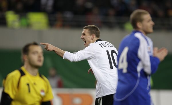Лукаш Подольски празднует гол в ворота Лихтенштейна в отборочном матче ЧМ-2010
