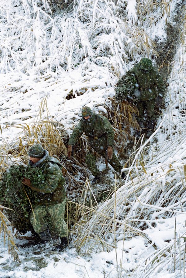 Российские солдаты в окрестностях Гудермеса в Чечне
