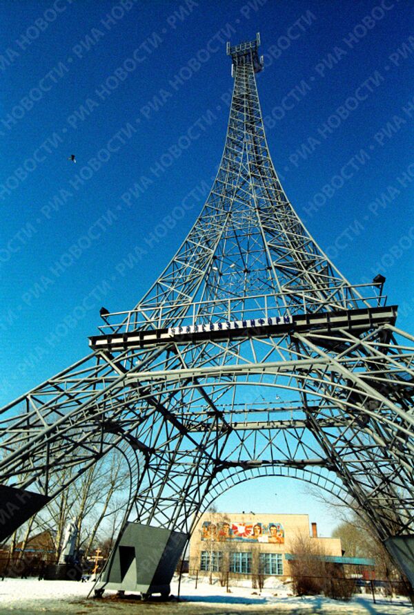 Эйфелева башня в селе Париж
