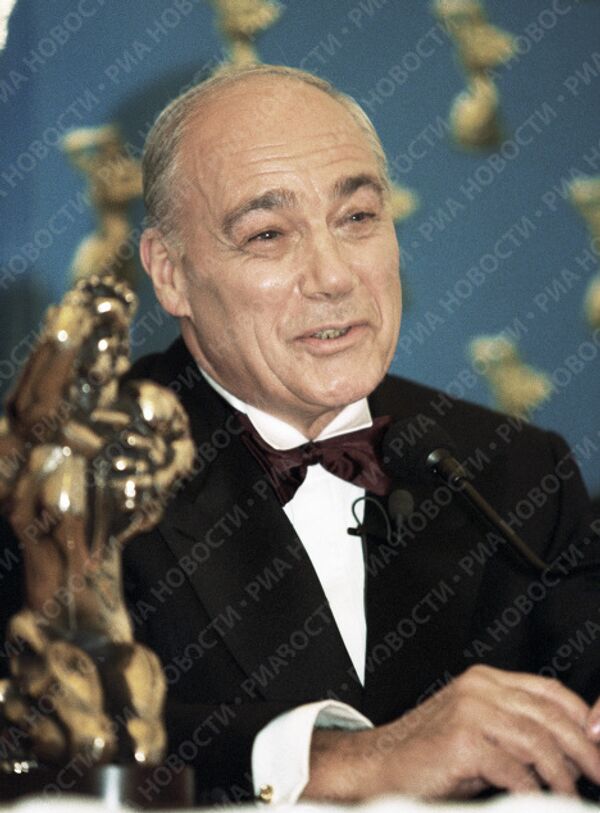 Ведущий телепрограммы Времена Познер после вручения ему премии ТЭФИ-2001 Ведущий телепрограммы Времена Познер после вручения ему премии ТЭФИ-2001