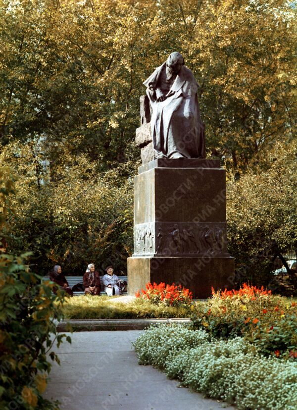 Памятник Н.В. Гоголю во дворе особняка Толстых в Москве