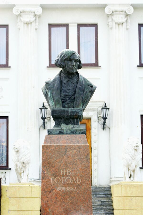 Памятник Н.В. Гоголю в Волгограде