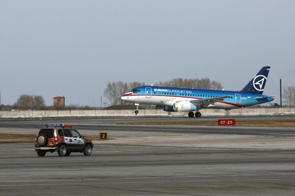 Самолет Sukhoi SuperJet-100 в Новосибирском аэропорту Толмачево