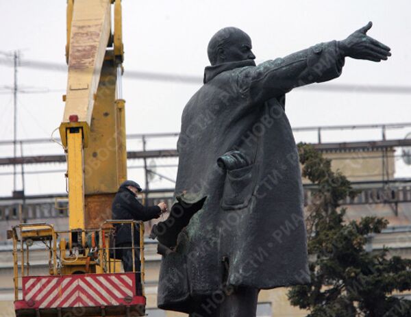 В Санкт-Петербурге взорвали памятник Ленину у Финляндского вокзала