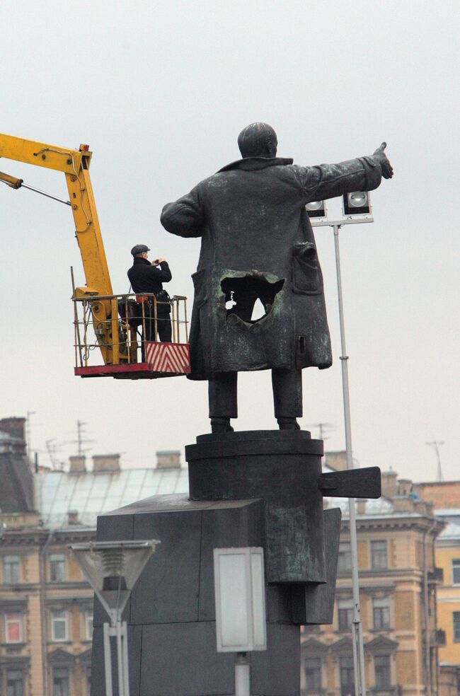 В Санкт-Петербурге взорвали памятник Ленину у Финляндского вокзала