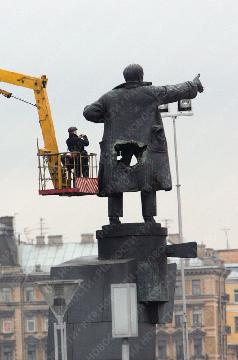 В Санкт-Петербурге взорвали памятник Ленину у Финляндского вокзала