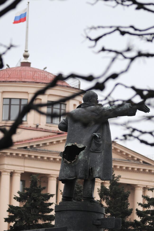 Памятник Ленину на площади у Финляндского вокзала после взрыва, произошедшего в апреле 2009 года