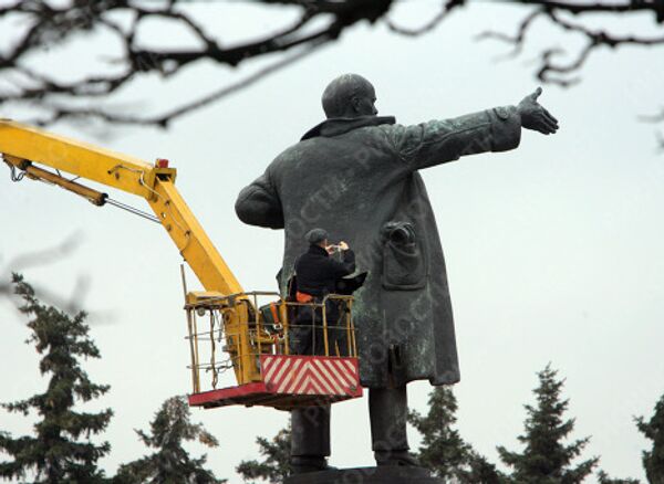 В Санкт-Петербурге взорвали памятник Ленину у Финляндского вокзала