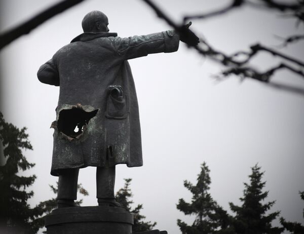 Митинг КПРФ у поврежденного памятника Ленину начался с провокации
