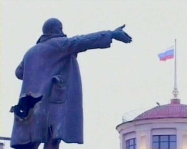 Взорван памятник Ленину в Петербурге