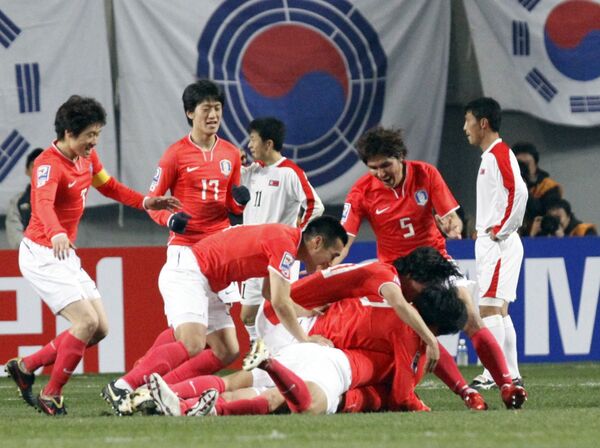 Футболисты сборной Южной Кореи празднуют победу над Северной Кореей
