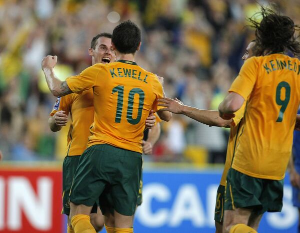 Футболисты сборной Австралии празднуют забитый гол
