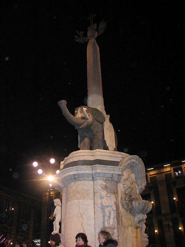 Базальтовый слон является официальным символом Катании с 1239 года и украшает городской герб